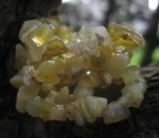 Opál žlutý - náhrdelník krátký 