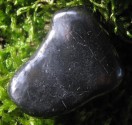 Šungit - tromlovaný kámen vyleštěný 