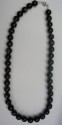 Onyx - náhrdelník krátký složený z drobných kuliček 