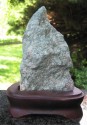 Fuchsit - surový kámen na podstavci 