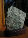 Fuchsit - surový kámen na podstavci 
