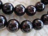 Granát almandin - náhrdelník krátký tvořený kuličkami 9 