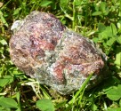 Granát almandin - surový krystal 