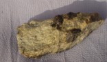 Granát hessonit - surový kámen 
