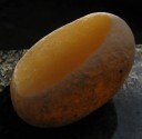 Kalcit medový - omletý kámen půlený 