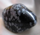 Obsidián sněžný - omletý kámen 