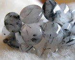 Křišťál turmalínový – náhrdelník krátký s plošně uloženými čočkami 