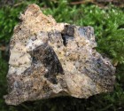 Turmalín verdelit - krystaly v matečné hornině 